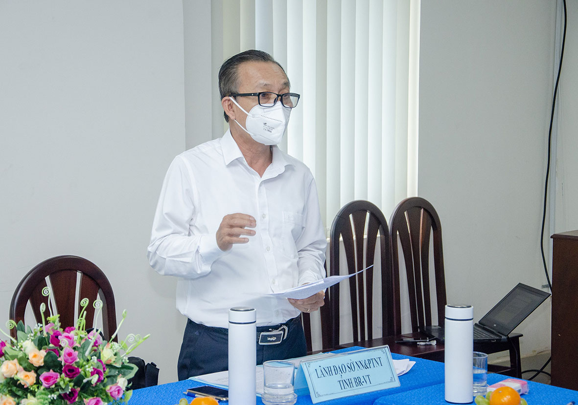 Ông Trần Văn Cường, Giám đốc Sở NN-PTNT phát biểu về việc phối hợp thực hiện giữa  Sở NN-PTNT và Hội Nông dân tỉnh trong thực hiện các Đề án, chương trình về nông nghiệp nông thôn, kinh tế hợp tác, chuyển giao khoa học công nghệ trong lĩnh vực nông nghiệp.