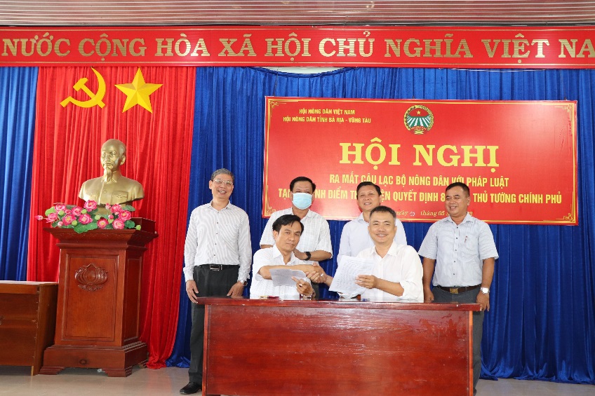 Ông Mai Minh Quang (hàng đầu, bên phải), Chủ tịch Hội Nông dân tỉnh dự buổi ra mắt CLB Nông dân với pháp luật.