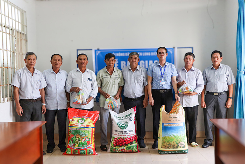 Chủ tịch Hội Nông dân huyện Long Điền Võ Văn Nghĩa (thứ 4 từ phải qua) và lãnh đạo xã An Nhứt hỗ trợ vật tư nông nghiệp, giống cho nông dân để thực hiện mô hình sản xuất lúa VietGAP vụ Đông Xuân 2023-2024.