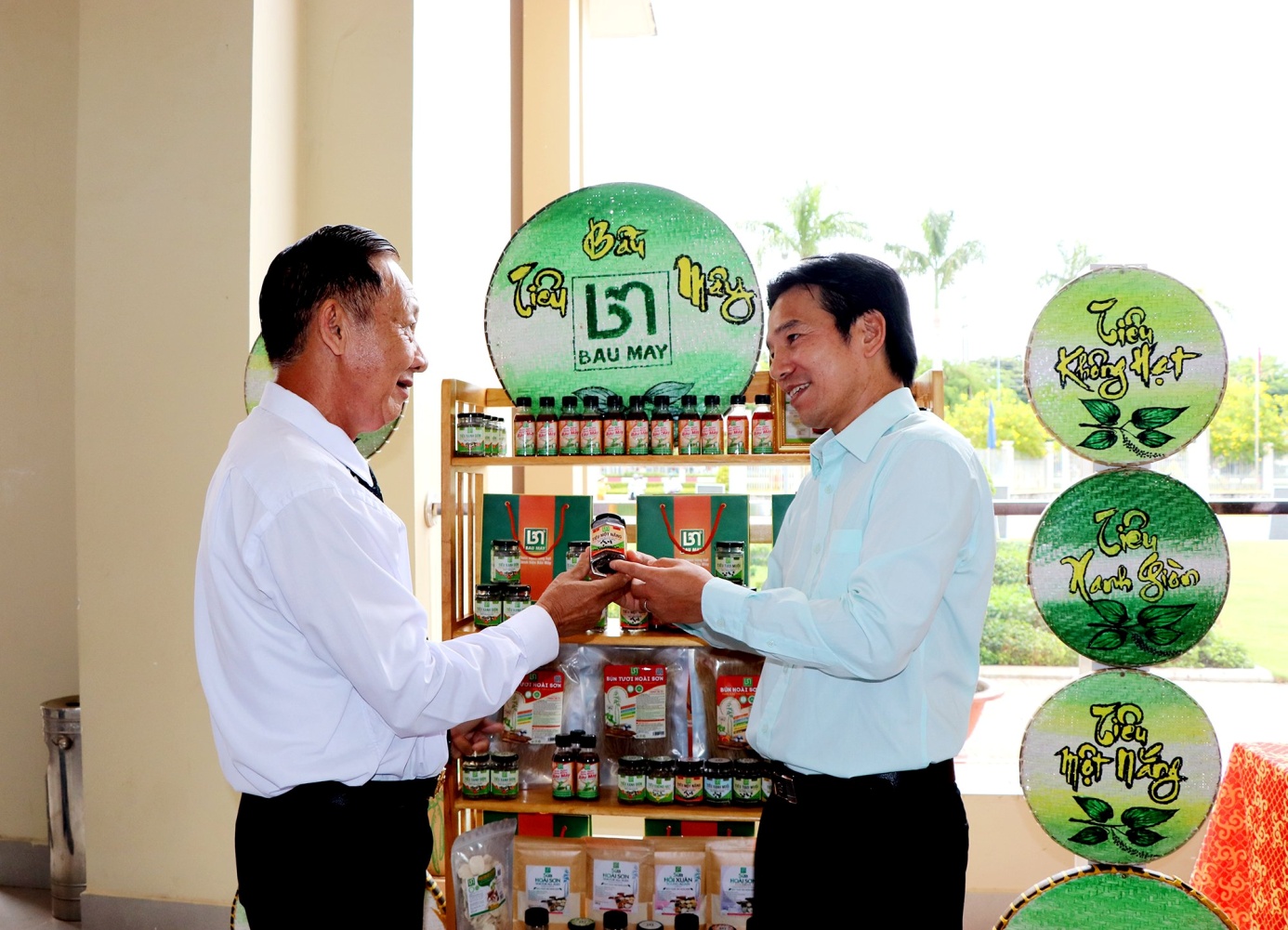Ông Lâm Ngọc Nhâm (phải), giới thiệu sản phẩm hạt tiêu chế biến sâu tại Đại hội đại biểu Nông dân  huyện Xuyên Mộc nhiệm kỳ 2023-2028.